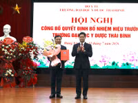 Thứ trưởng Thường trực Bộ Y tế Vũ Mạnh Hà trao quyết định của Bộ trưởng Bộ Y tế bổ nhiệm PGS.TS Nguyễn Duy Cường làm Hiệu trưởng Trường Đại Y Dược Thái Bình.