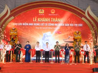 Các đại biểu thực hiện nghi thức cắt băng khánh thành công trình.