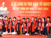 Lãnh đạo Trường đại học Thái Bình trao bằng tốt nghiệp cho các tân cử nhân.