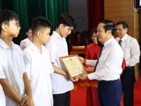Ông Phạm Quang Ngọc, Bí thư Tỉnh ủy Hưng Yên trao Bằng khen của Bộ trưởng Bộ GD&ĐT tặng các học sinh.