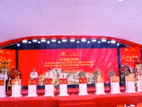 Các đại biểu thực hiện nghi thức khởi công dự án. 