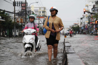 Người Sài Gòn khổ sở lội nước sáng chủ nhật do triều cường dâng ảnh 1 Nguoi Sai Gon kho so loi nuoc sang chu nhat do trieu cuong dang - Anh 1