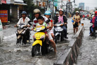 Người Sài Gòn khổ sở lội nước sáng chủ nhật do triều cường dâng ảnh 2 Nguoi Sai Gon kho so loi nuoc sang chu nhat do trieu cuong dang - Anh 2