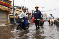 Người Sài Gòn khổ sở lội nước sáng chủ nhật do triều cường dâng ảnh 3 Nguoi Sai Gon kho so loi nuoc sang chu nhat do trieu cuong dang - Anh 3