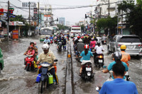 Người Sài Gòn khổ sở lội nước sáng chủ nhật do triều cường dâng ảnh 4 Nguoi Sai Gon kho so loi nuoc sang chu nhat do trieu cuong dang - Anh 4