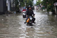 Người Sài Gòn khổ sở lội nước sáng chủ nhật do triều cường dâng ảnh 6 Nguoi Sai Gon kho so loi nuoc sang chu nhat do trieu cuong dang - Anh 6