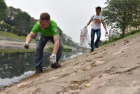 "Anh Tây móc cống" lại tham gia dọn dẹp dòng sông Tô Lịch ảnh 8