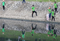 "Anh Tây móc cống" lại tham gia dọn dẹp dòng sông Tô Lịch ảnh 4