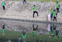 "Anh Tây móc cống" lại tham gia dọn dẹp dòng sông Tô Lịch ảnh 4