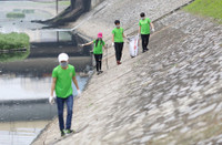 "Anh Tây móc cống" lại tham gia dọn dẹp dòng sông Tô Lịch ảnh 2