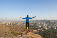 Cụ ông 68 tuổi diễn xiếc với xe đạp ở độ cao gần 100m