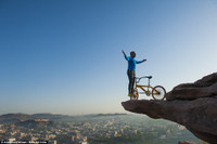 Cụ ông 68 tuổi diễn xiếc với xe đạp ở độ cao gần 100m