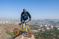 Cụ ông 68 tuổi diễn xiếc với xe đạp ở độ cao gần 100m