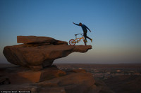 Cụ ông 68 tuổi diễn xiếc với xe đạp ở độ cao gần 100m