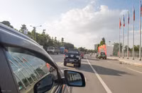 Dàn xế lạ diễu hành ở Bình Dương