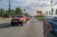 Dàn xế lạ diễu hành ở Bình Dương