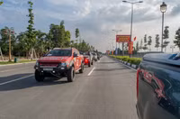 Dàn xế lạ diễu hành ở Bình Dương