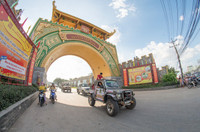 Dàn xế lạ diễu hành ở Bình Dương