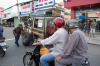 Dàn xế lạ diễu hành ở Bình Dương