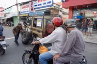 Dàn xế lạ diễu hành ở Bình Dương