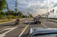 Dàn xế lạ diễu hành ở Bình Dương