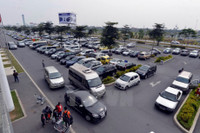 Hinh anh khach tu nuoc ngoai ve an Tet chat cung san bay Noi Bai - Anh 5