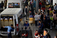 Hinh anh khach tu nuoc ngoai ve an Tet chat cung san bay Noi Bai - Anh 7