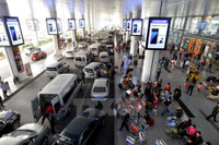 Hinh anh khach tu nuoc ngoai ve an Tet chat cung san bay Noi Bai - Anh 4