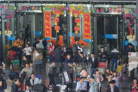 Hinh anh khach tu nuoc ngoai ve an Tet chat cung san bay Noi Bai - Anh 6