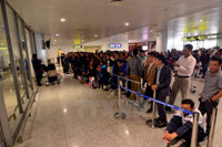 Hinh anh khach tu nuoc ngoai ve an Tet chat cung san bay Noi Bai - Anh 1