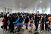 Hinh anh khach tu nuoc ngoai ve an Tet chat cung san bay Noi Bai - Anh 2