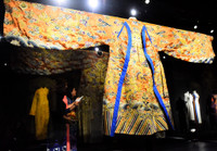 Long bào vua Bảo Đại phục chế trị giá hơn 1 tỷ đồng ảnh 1