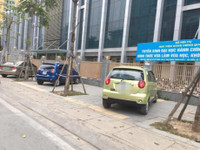 Vỉa hè Hà Nội bị lấn chiếm trên nhiều tuyến phố ảnh 5 Via he Ha Noi bi lan chiem tren nhieu tuyen pho - Anh 5