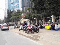 Vỉa hè Hà Nội bị lấn chiếm trên nhiều tuyến phố ảnh 12 Via he Ha Noi bi lan chiem tren nhieu tuyen pho - Anh 12