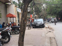 Vỉa hè Hà Nội bị lấn chiếm trên nhiều tuyến phố ảnh 10 Via he Ha Noi bi lan chiem tren nhieu tuyen pho - Anh 10