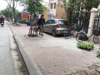 Vỉa hè Hà Nội bị lấn chiếm trên nhiều tuyến phố ảnh 9 Via he Ha Noi bi lan chiem tren nhieu tuyen pho - Anh 9