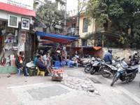 Vỉa hè Hà Nội bị lấn chiếm trên nhiều tuyến phố ảnh 11 Via he Ha Noi bi lan chiem tren nhieu tuyen pho - Anh 11