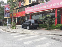Vỉa hè Hà Nội bị lấn chiếm trên nhiều tuyến phố ảnh 3 Via he Ha Noi bi lan chiem tren nhieu tuyen pho - Anh 3