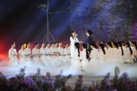 Hoang thanh lung linh trong dem khai mac Festival ao dai Ha Noi - Anh 14