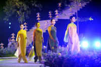 Hoang thanh lung linh trong dem khai mac Festival ao dai Ha Noi - Anh 13