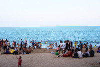 Bãi biển Nha Trang bị rác "tấn công" trong dịp lễ 30/4 ảnh 1 Bai bien Nha Trang bi rac