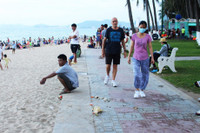 Bãi biển Nha Trang bị rác "tấn công" trong dịp lễ 30/4 ảnh 4 Bai bien Nha Trang bi rac