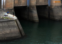 Dan lieu mang du day xuong dap thuy dien Hoa Binh cau ca - Anh 3