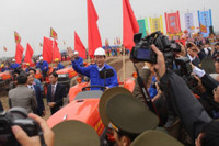 Chủ tịch nước lái máy cày trong lễ hội Tịch điền ảnh 13 Ha Nam: Chu tich nuoc lai may cay trong le hoi Tich dien Doi Son 2017 - Anh 13