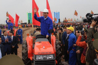 Chủ tịch nước lái máy cày trong lễ hội Tịch điền ảnh 12 Ha Nam: Chu tich nuoc lai may cay trong le hoi Tich dien Doi Son 2017 - Anh 12