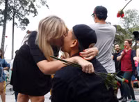 Chang trai Viet nhay cau hon ban gai Tay hon 7 tuoi giua Sai Gon - Anh 4