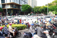 Người dân lúng túng ngày đầu giao thông phân luồng khu trung tâm TPHCM ảnh 2 Nguoi dan lung tung ngay dau giao thong phan luong khu trung tam TP.HCM - Anh 2