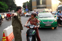 Người dân lúng túng ngày đầu giao thông phân luồng khu trung tâm TPHCM ảnh 5 Nguoi dan lung tung ngay dau giao thong phan luong khu trung tam TP.HCM - Anh 5