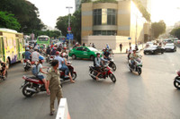 Người dân lúng túng ngày đầu giao thông phân luồng khu trung tâm TPHCM ảnh 1 Nguoi dan lung tung ngay dau giao thong phan luong khu trung tam TP.HCM - Anh 1