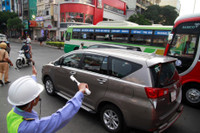 Người dân lúng túng ngày đầu giao thông phân luồng khu trung tâm TPHCM ảnh 6 Nguoi dan lung tung ngay dau giao thong phan luong khu trung tam TP.HCM - Anh 6